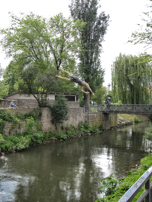 ein-mann-springt-in-den-main