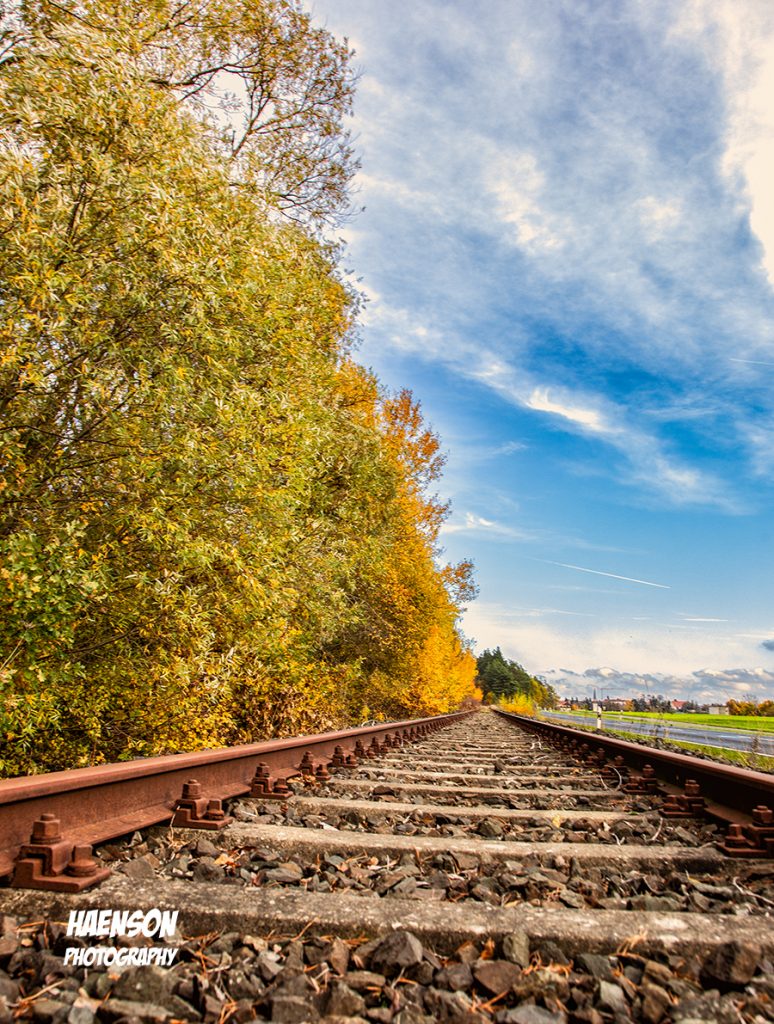 Eisenbahnschienen im Herbst